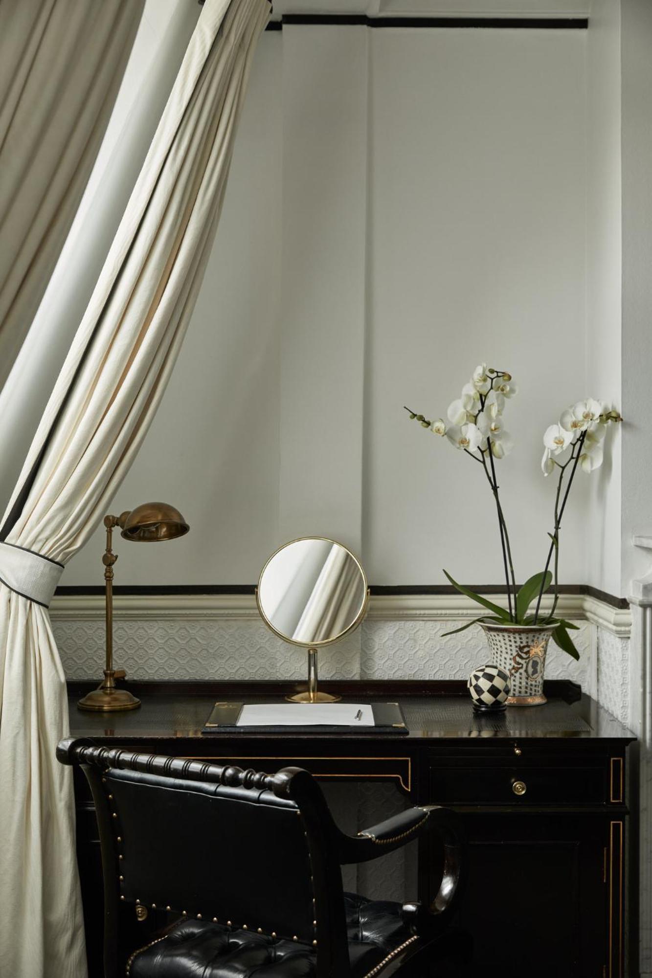 41 Hotel London Exterior photo A dressing table