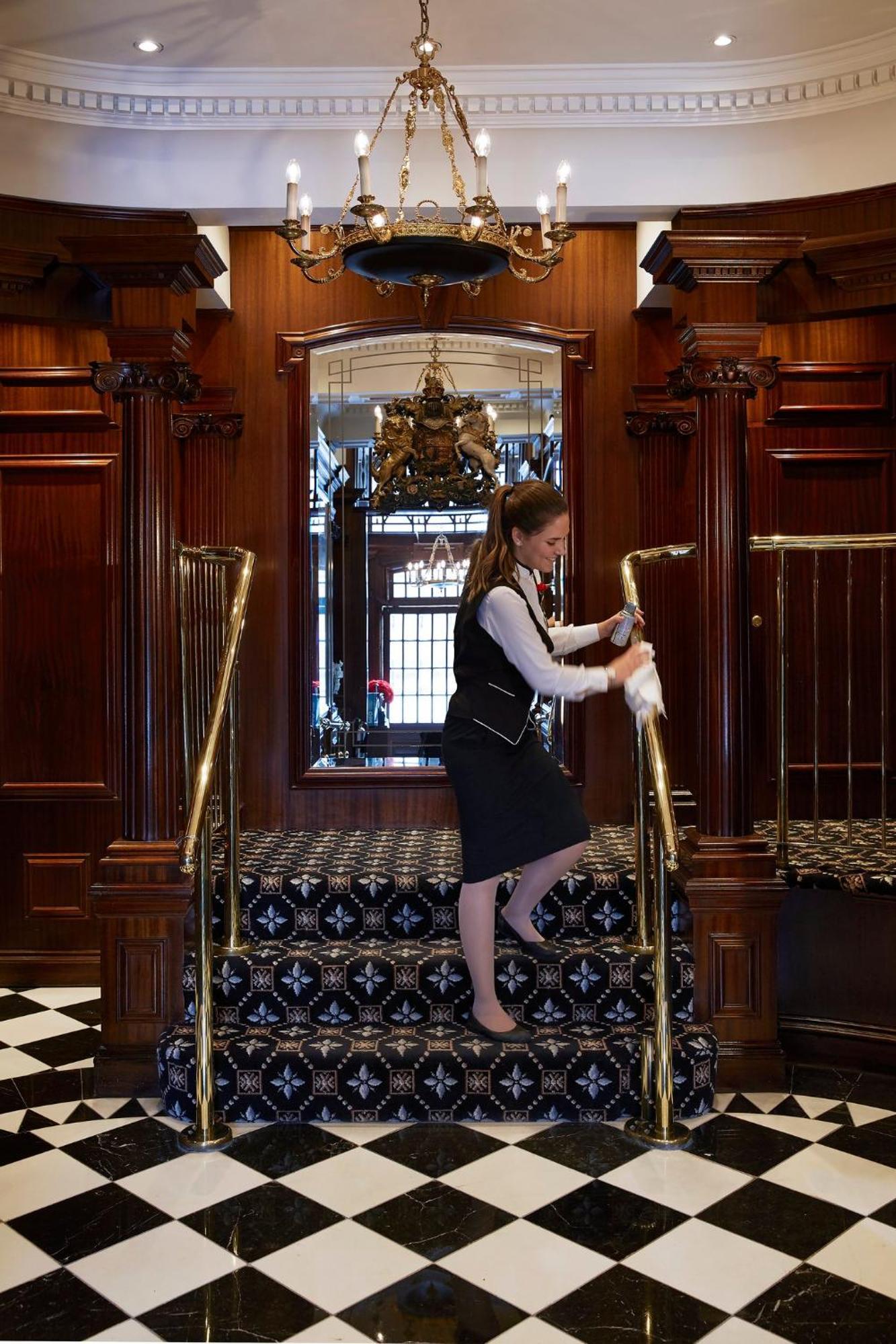 41 Hotel London Exterior photo A concierge at the Ritz