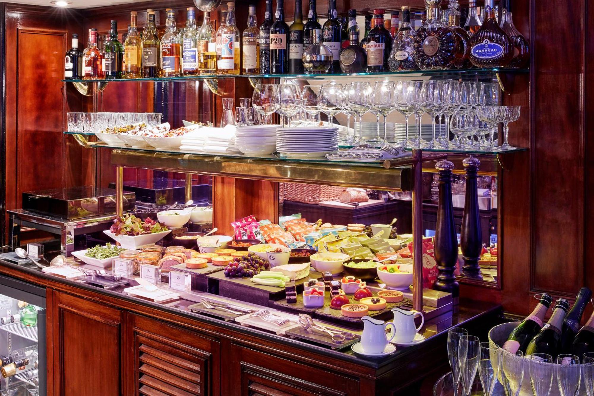 41 Hotel London Exterior photo A buffet at a hotel