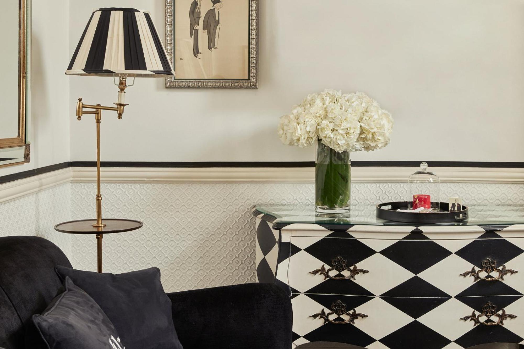 41 Hotel London Exterior photo A floor lamp