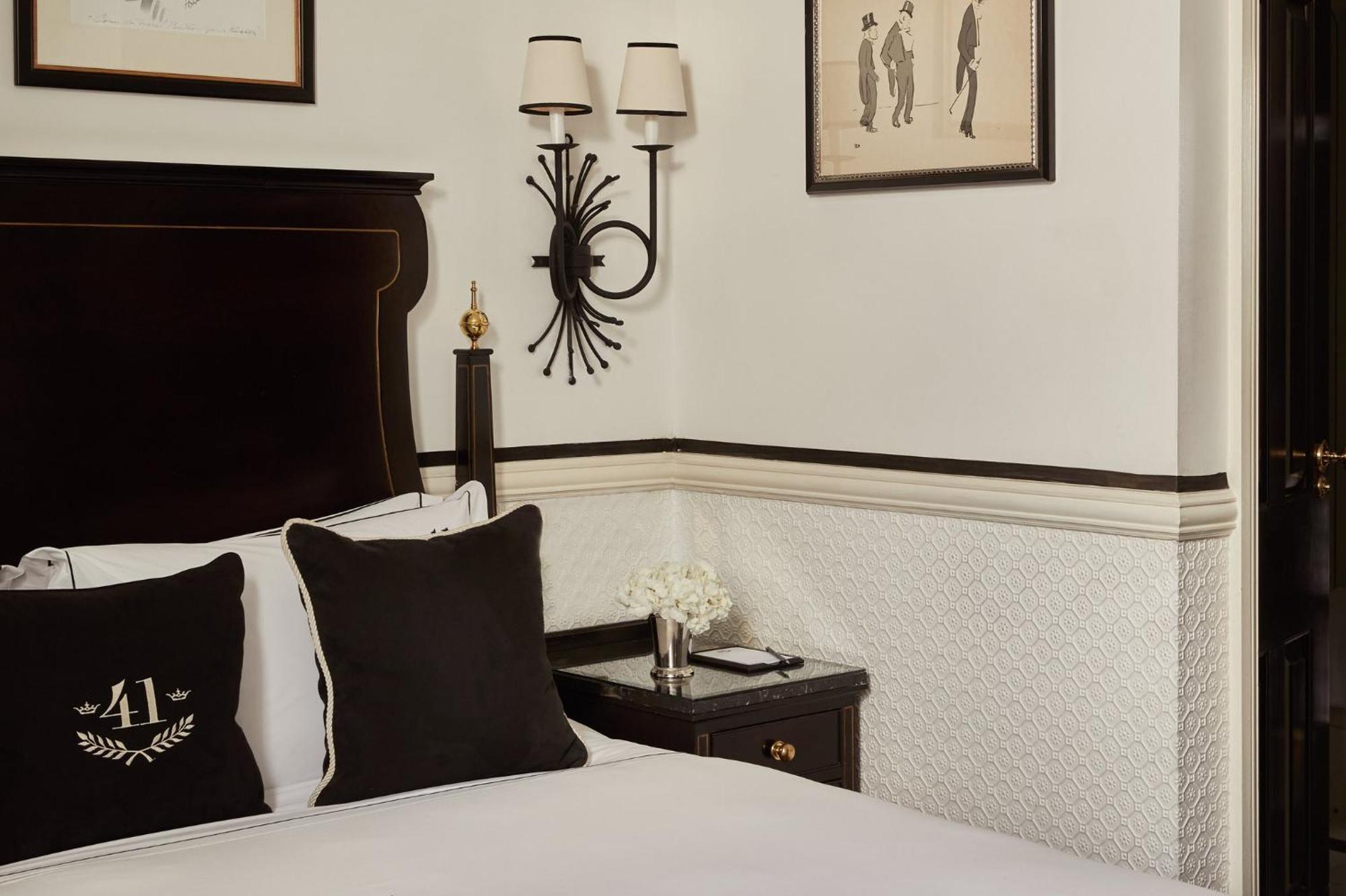 41 Hotel London Exterior photo A wall light