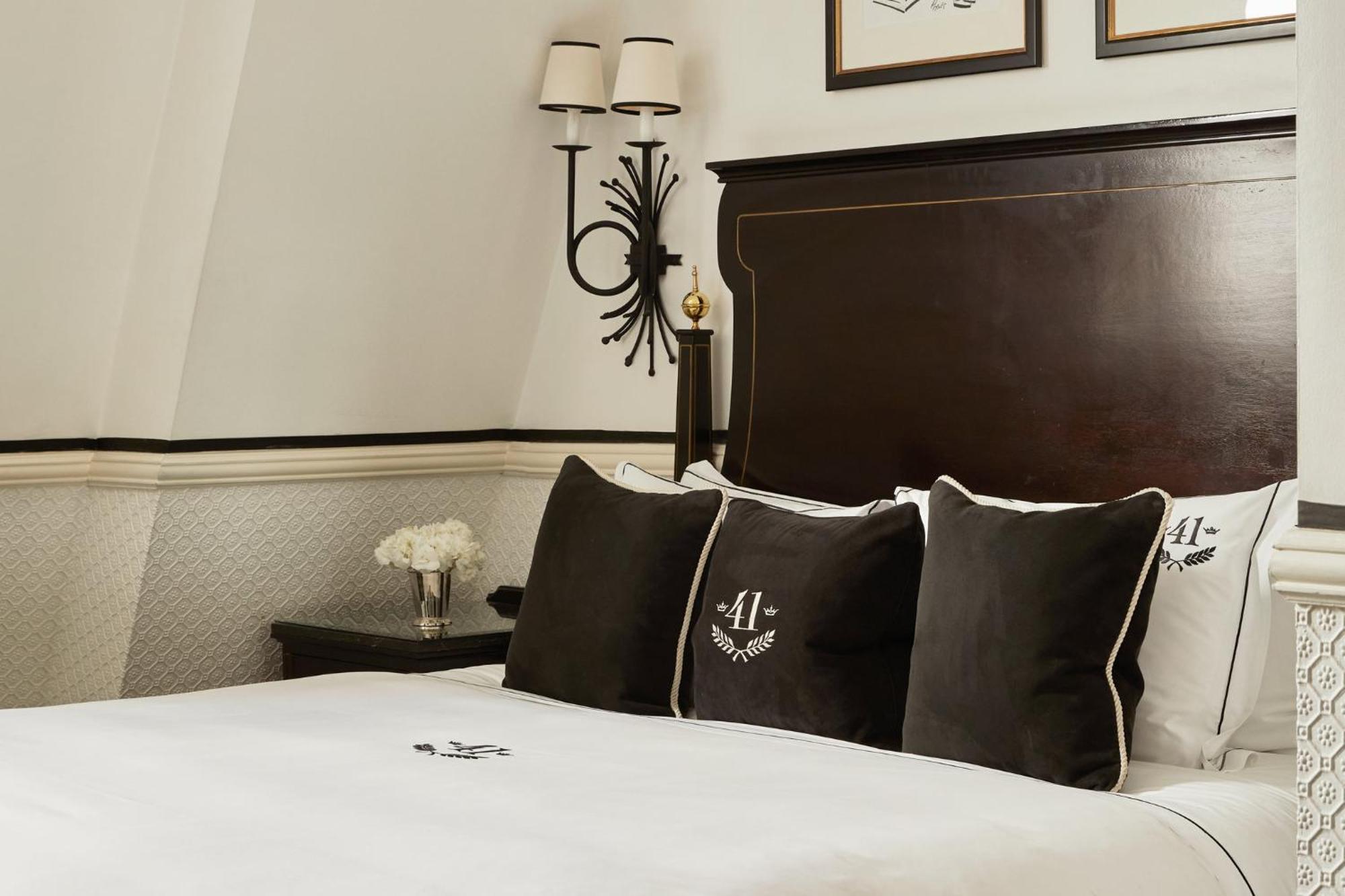 41 Hotel London Exterior photo A bed at the Hotel de Crillon