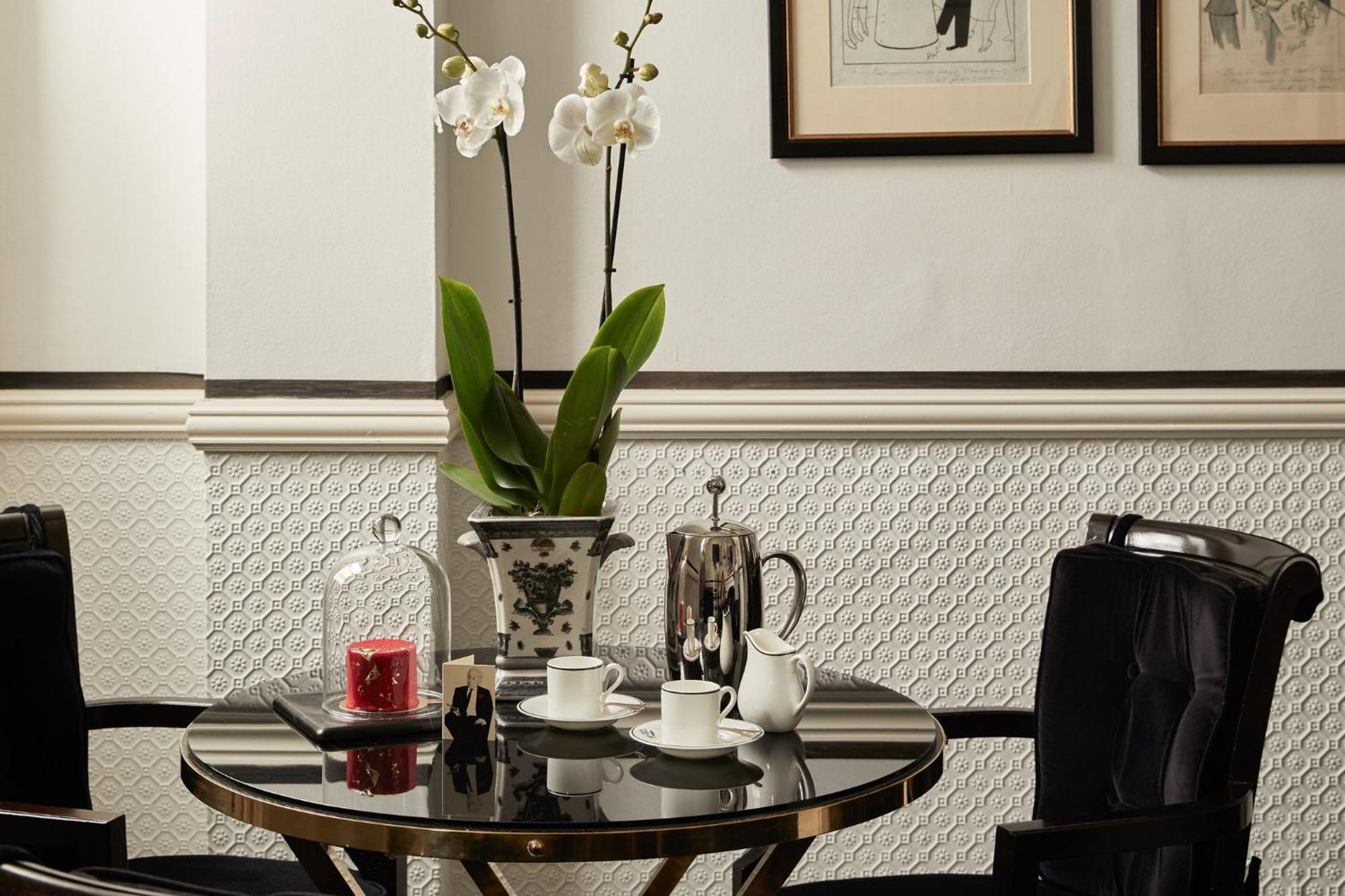 41 Hotel London Exterior photo A table at the St. Regis New York